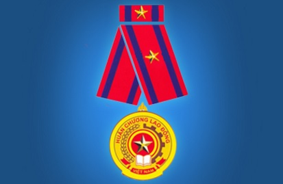 Đón nhận huân chương lao động